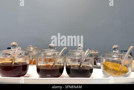 une sélection de confitures et de miel dans des bocaux sur un comptoir en marbre concept de petit déjeuner buffet Banque D'Images