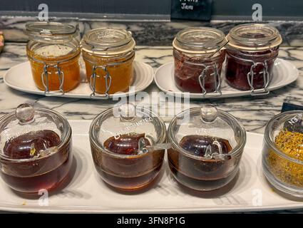 une sélection de confitures et de miel dans des bocaux sur un comptoir en marbre concept de petit déjeuner buffet Banque D'Images