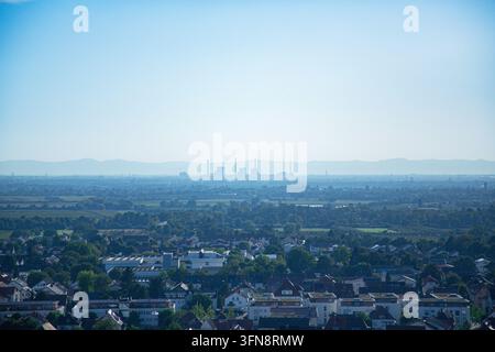 Cette photographie de paysage d'été de grande qualité montre des concepts de géographie urbaine européenne, de tourisme et de paysage industriel avec une scène Banque D'Images