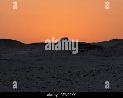 Paysage de l'entrée de la grotte de Djara au coucher du soleil, photographié à la grotte de Djara dans le désert de l'Ouest égyptien. Banque D'Images