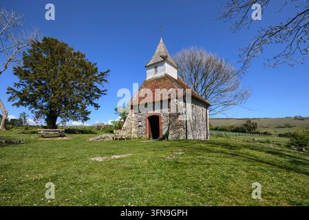 L'église historique de Lullington du XIIIe siècle, connue comme la plus petite église du Sussex, se dressant sous un ciel bleu clair dans les South Downs. Banque D'Images