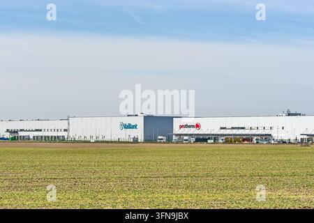 Parc industriel et logistique avec le branding Vaillant et Protherm derrière un champ agricole, architecture industrielle moderne. Banque D'Images