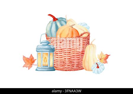 Panier en osier rempli de citrouilles, lanterne bleue lumineuse et feuilles d'érable rouges, illustration aquarellée automnale isolée. Cliparts saisonniers dessinés à la main et chaleureux Banque D'Images