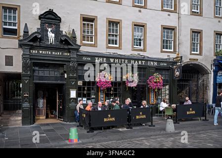 Clients dînant à l'extérieur du The White Hart Inn dans le Grassmarket d'Édimbourg. Banque D'Images