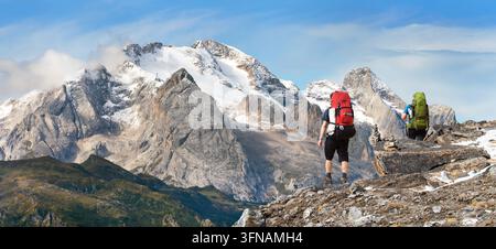 Vue du mont Marmolada avec deux touristes randonneurs grimpeurs et de beaux nuages dans le ciel, le plus haut sommet des Alpes Dolomites, Italie Banque D'Images
