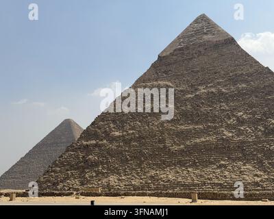 Pyramide de Khéphren avec la Grande Pyramide en arrière-plan, photographiée dans le complexe des pyramides de Gizeh près du Caire, en Égypte. Banque D'Images