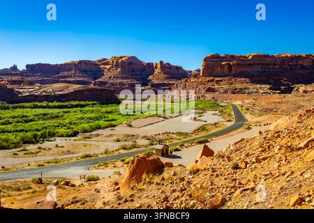 Les voies ferrées longeent des falaises de grès accidentées près du point de départ pittoresque du sentier Corona Arch à l'extérieur de Moab, Utah Banque D'Images