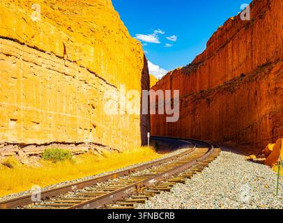 Les voies ferrées longeent des falaises de grès accidentées près du point de départ pittoresque du sentier Corona Arch à l'extérieur de Moab, Utah Banque D'Images