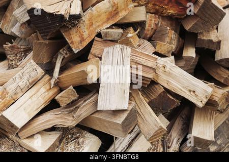 Pile de bûches de bois de chauffage coupées à l'extérieur. Contexte de chauffage pour poêle à bois, énergie hivernale, biomasse et chaleur domestique. Banque D'Images