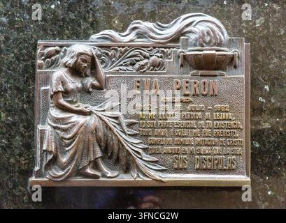Buenos Aires, Argentine - 30 juillet 2017 : Vue rapprochée au niveau des yeux d'une plaque commémorative en bronze dédiée à Eva Perón sur la famille Duarte Banque D'Images