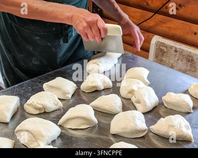 Ces petits pains au levain faits maison étaient un attrait populaire pour les clients de ce petit restaurant. Banque D'Images