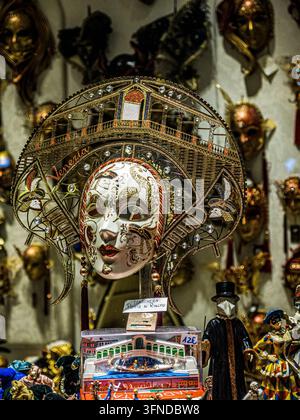 Masque élaboré du Carnaval de Venise représentant le pont du Rialto avec des filigranes dorés et des décorations bijoutées exposé dans une boutique de souvenirs à Venise, Italie Banque D'Images