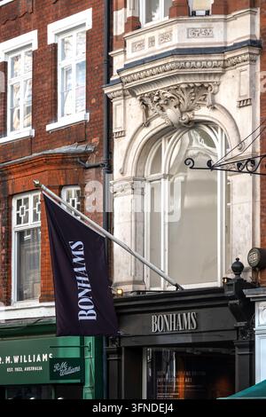 LONDRES, ROYAUME-UNI - 20 SEPTEMBRE 2026 : Extérieur de la maison de vente aux enchères Bonhams dans New Bond Street avec panneau Banque D'Images