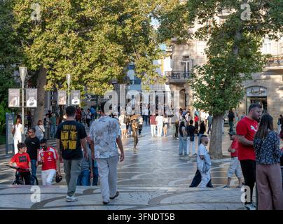 Foule de piétons marchant le long de la rue animée de Nizami, avenue commerçante célèbre à Bakou, en Azerbaïdjan. Banque D'Images