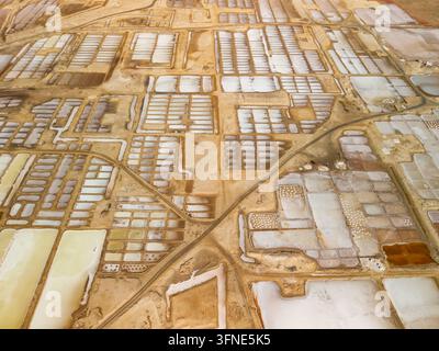 Vue aérienne des grilles géométriques de marais salants près de Santa Maria sur Sal Banque D'Images