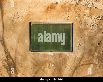 Vue aérienne par le dessus d'un terrain de football vert dans un paysage désertique à Sal Banque D'Images