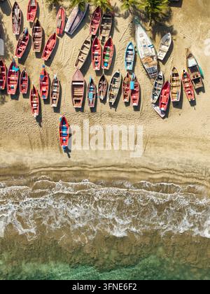 Vue aérienne de dessus de bateaux de pêche en bois alignés, plage de Tarrafal au Cap-Vert Banque D'Images