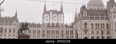 Statue équestre de Francis II Rákóczi devant le Parlement hongrois sur la place Kossuth Lajos, à Budapest, Hongrie, dans un brouillard dense. Banque D'Images