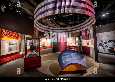 Exposition Potawatomi Trail of Death au Musée amérindien | WASHINGTON — La section "Bad Acts, Bad Paper" et Potawatomi Trail of Death de l'exposition "Nation to Nation" est exposée au National Museum of the American Indian sur le National Mall, le jeudi 2 octobre 2026. Un anneau tissé en bandes violettes, blanches et rouges est suspendu au-dessus de la galerie circulaire, ouverte en 2014 pour le 10e anniversaire du musée, guest-curratisée par Suzan Shown Harjo, une militante Cheyenne et Hodulgee Muscogee. L'exposition raconte l'expulsion forcée des Potawatomi de l'Indiana en 1838, accompagnée de brisées du 19 Banque D'Images