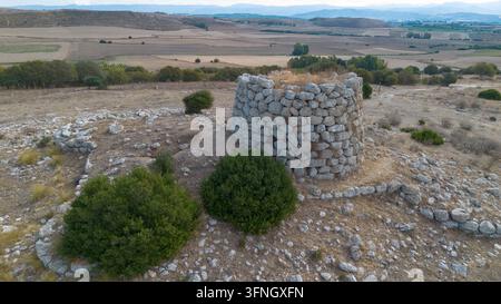 Vue aérienne d'un grand complexe nuragique et d'un village antique en Sardaigne Banque D'Images