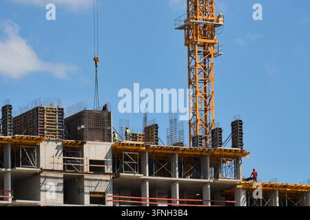 Prise de vue détaillée d'une structure moderne en béton d'immeuble d'appartements pendant le processus de construction Banque D'Images
