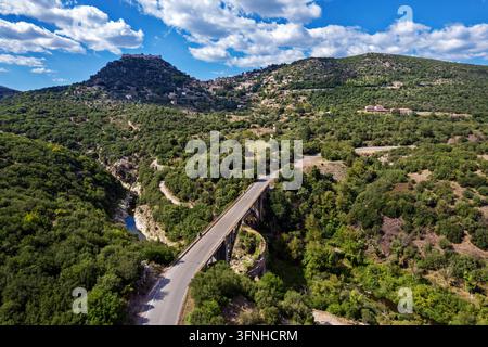 La région pittoresque de Karytaina en Arcadie, Grèce, une vallée verdoyante et luxuriante dotée de son château historique et du pont moderne sur la rivière Banque D'Images