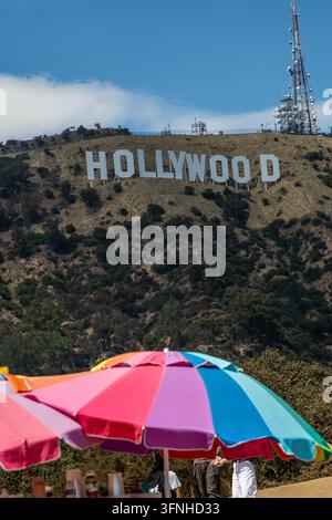 Vue classique du panneau emblématique de Hollywood sur le mont Lee à Los Angeles, en Californie, avec des parasols de plage multicolores vifs Banque D'Images