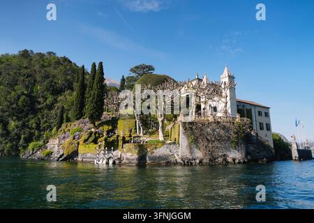 Lac de Côme, Italie – 5 avril 2026 : Villa Balbianello historique entourée de jardins luxuriants et d'arbres taillés Banque D'Images