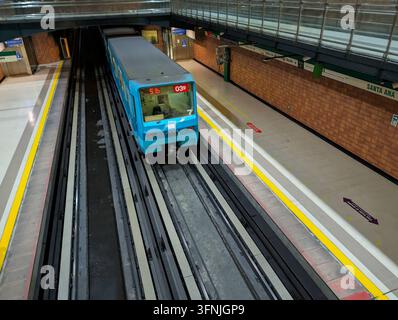 SANTIAGO, CHILE - 10 DÉCEMBRE 2025 : Un train bleu du métro entre dans les quais souterrains de la station Santa Ana à Santiago, au Chili Banque D'Images