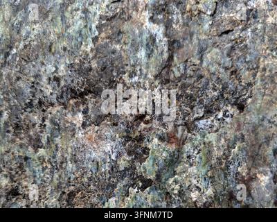 Texture rocheuse naturelle verte et grise avec surface cristalline rugueuse, fond de motif géologique abstrait de structure minérale de pierre altérée Banque D'Images
