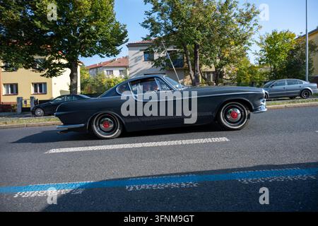 Vue latérale d'une Volvo P1800 grise participant au rallye historique Pražská Noblesa 2026. Prague, République tchèque – 3 octobre 2026. Banque D'Images