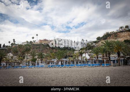 Malaga Espagne – Plage de Burriana (Playa de Burriana), située dans la ville balnéaire de Nerja dans la province de Málaga en Andalousie, Espagne. Banque D'Images