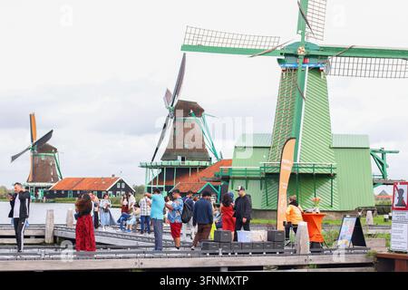 Zaanse Schans, Pays-Bas – 1er octobre 2026 : des touristes visitent des moulins à vent historiques néerlandais et des sites du patrimoine riverain. Banque D'Images