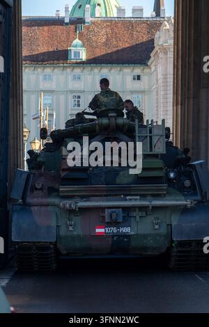 VIENNE, AUTRICHE, 26 octobre 2025 : Un véhicule militaire blindé avec des soldats avance dans une rue étroite de la ville. Banque D'Images