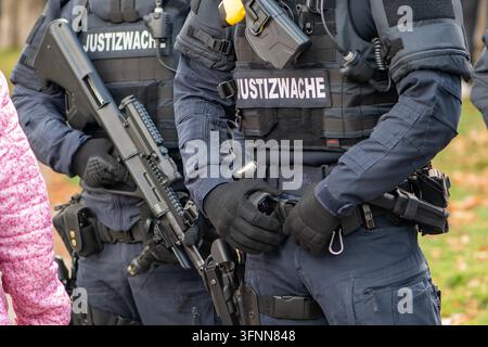VIENNE, AUTRICHE, 26 octobre 2025 : Des gardiens de prison autrichiens portant des uniformes tactiques et des gilets tiennent des fusils en plein air. Banque D'Images