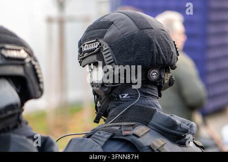VIENNE, AUTRICHE, 26 octobre 2025 : Un officier tactique portant un casque de protection et un équipement est représenté de profil. Banque D'Images
