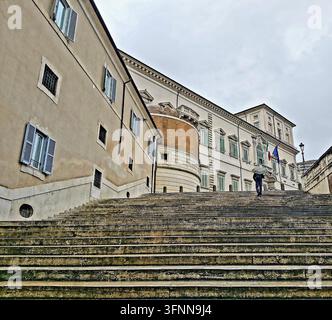 Escalier monumental en pierre menant au palais présidentiel historique du Palazzo del Quirinale à Rome, en Italie, par une journée nuageuse. Banque D'Images
