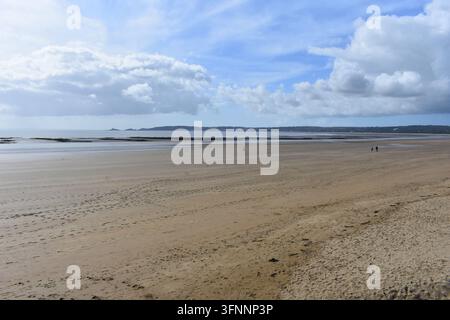 Vue sur la plage de Swansea en direction de Mumbles, Swansea, Pays de Galles Banque D'Images