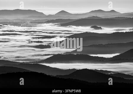 Vue des Blue Ridge Mountains et du brou de vallée depuis Black Balsam Knob - Blue Ridge Parkway, Caroline du Nord, États-Unis [Image noir et blanc] Banque D'Images