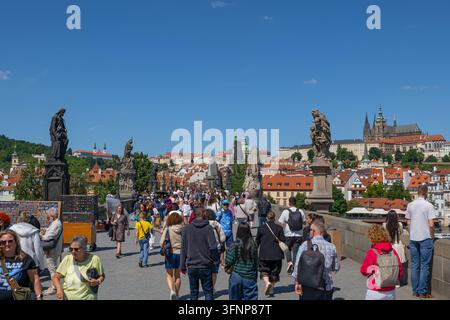 Personnes sur le pont Charles à Prague, République tchèque. Escapade urbaine dans la capitale, vue sur la vieille ville de Lesser (Mala Strana) et Hra Banque D'Images