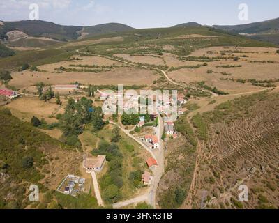 Vue aérienne montrant un village espagnol isolé niché dans un paysage sec et aride Banque D'Images