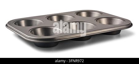 moule à cupcakes en métal vide isolé sur fond blanc, moule de cuisson antiadhésif à six cavités et ustensile de cuisine, vue de côté en gros plan Banque D'Images