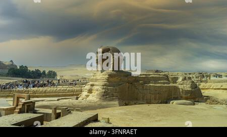 Une photo de la Grande Sphinx de Gizeh par une journée nuageuse, Égypte Banque D'Images