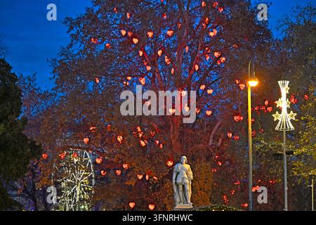 L'emblématique arbre des cœurs (Herzerlbaum) brillant avec des lanternes rouges en forme de cœur pendant l'heure bleue au marché de Noël de Vienne (Wiener Christkindlmarkt) à Vienne, Autriche, fea Banque D'Images