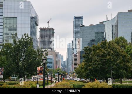 Toronto, Ontario, Canada – 30 septembre 2026 : Vue au niveau des yeux depuis les jardins du Queen’s Park regardant vers le sud sur University Avenue en direction des ciels de verre modernes Banque D'Images