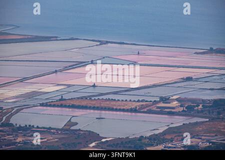 Vue aérienne de Saline au coucher du soleil, Marsala, province de Trapani, Sicile, Italie Banque D'Images