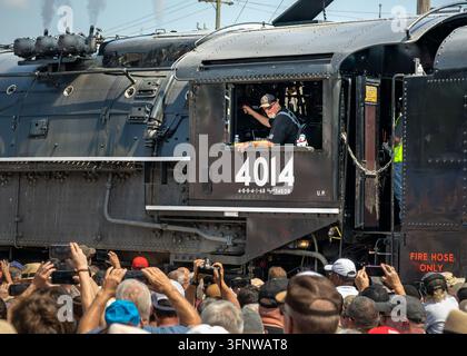 La Union Pacific Big Boy n° 4014 passe devant une foule de spectateurs à Struthers, Ohio, lors de sa tournée America 250 de 2026. Banque D'Images