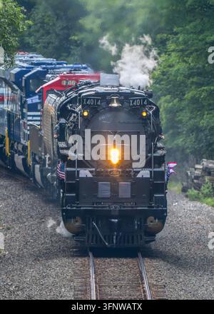 La locomotive à vapeur Union Pacific Big Boy No. 4014 approche Struther, Ohio, lors de sa tournée 2026 célébrant le 250e anniversaire des États-Unis. Banque D'Images