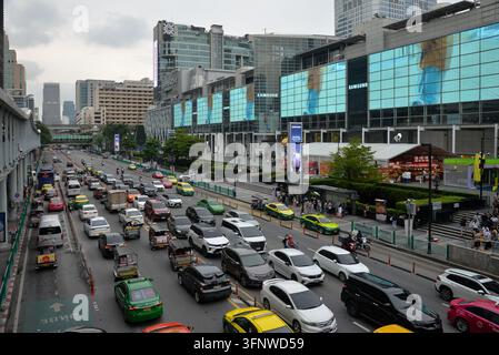 BANGKOK, THAÏLANDE – 5 JUILLET 2026 : Trafic intense sur la rue Rama I à l'extérieur du centre commercial CentralWorld dans le centre de Bangkok, avec des taxis, des voitures, des motos Banque D'Images