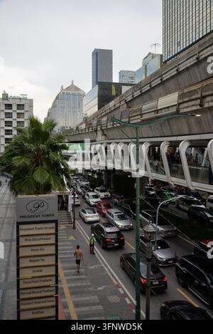 BANGKOK, THAÏLANDE – 5 JUILLET 2026 : Trafic intense sur la rue Rama I à l'extérieur du centre commercial CentralWorld dans le centre de Bangkok, avec des taxis, des voitures, des motos Banque D'Images